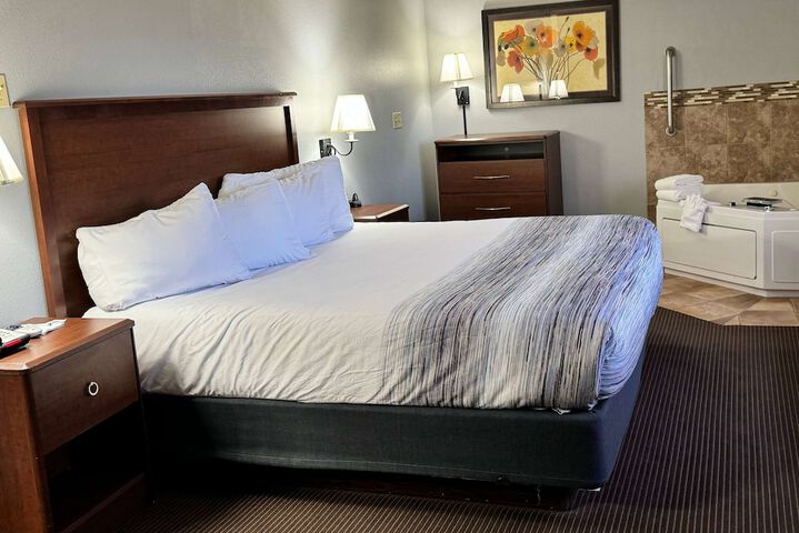 1 King Bed (6 of 25)