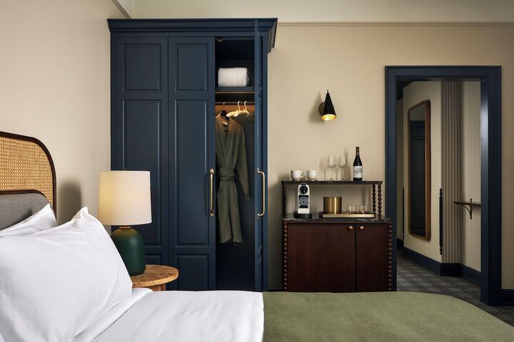Room 5 of 190
