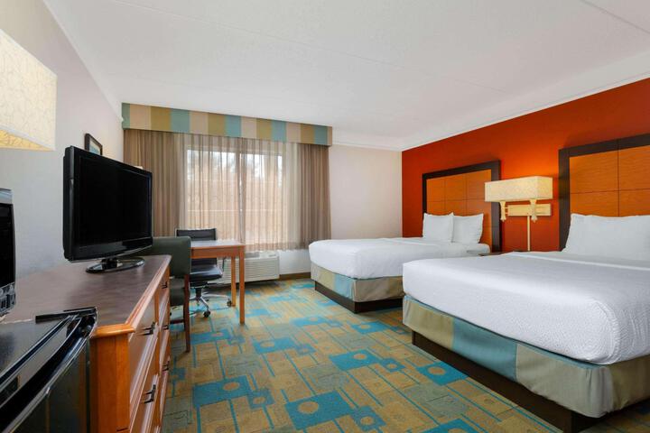 2 Double Beds (8 of 8)