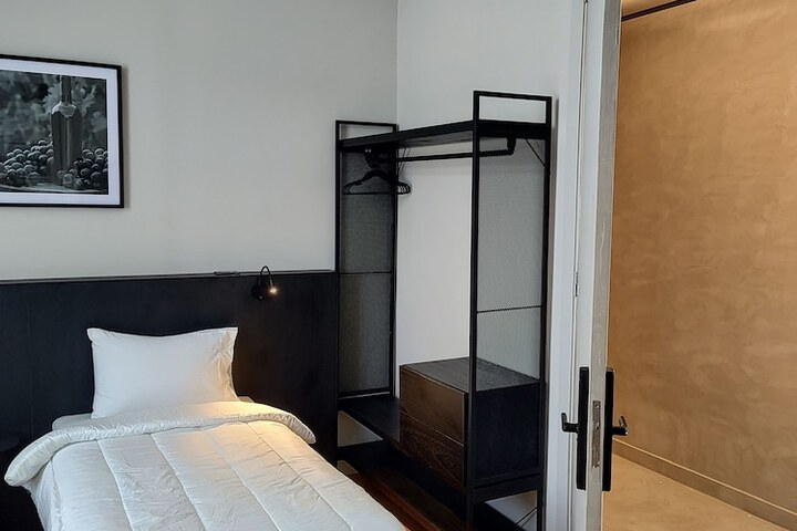 Room 9 of 33
