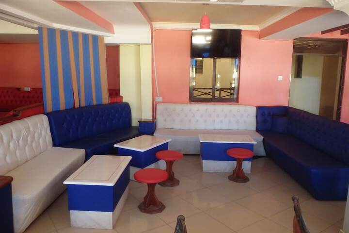 Lounge 21 of 27