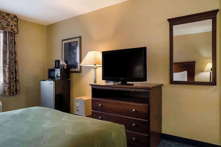 1 Double Bed Accessible (5 of 10)