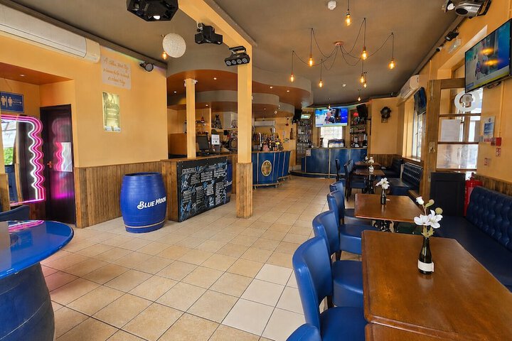Lounge 44 of 49