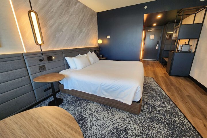 1 King Size Bed (9 of 24)