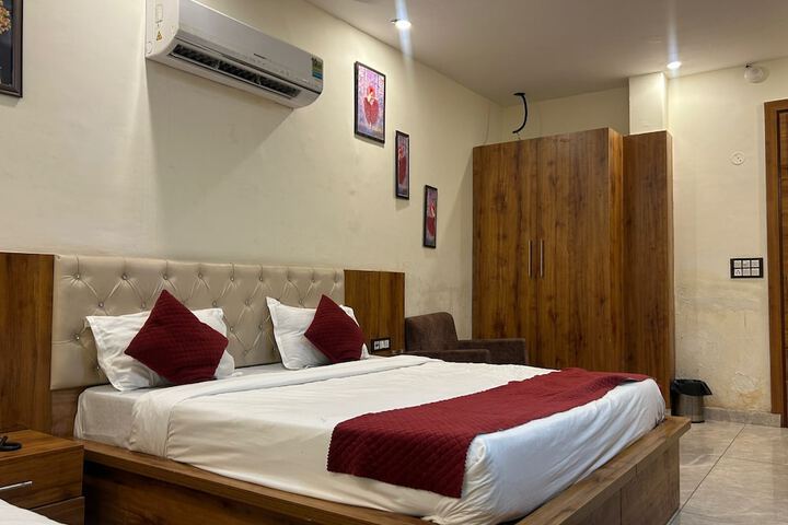 Room 4 of 12