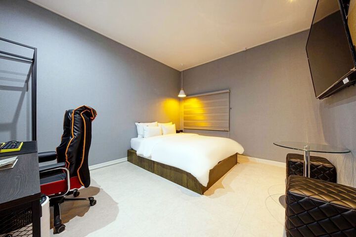 Room 3 of 28