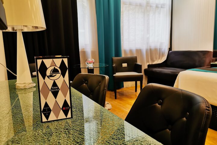 Room 6 of 77