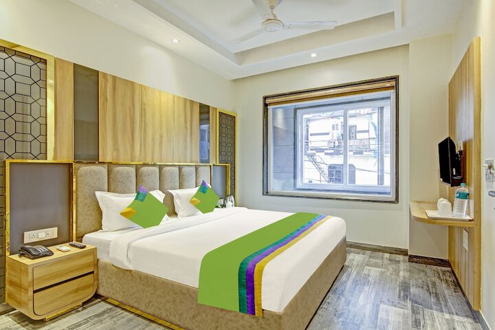 Room 12 of 28