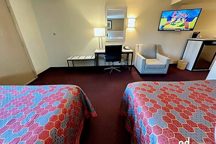 1 Queen Bed (3 of 17)
