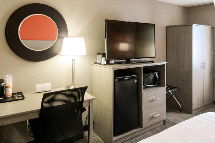 1 King Bed (2 of 12)