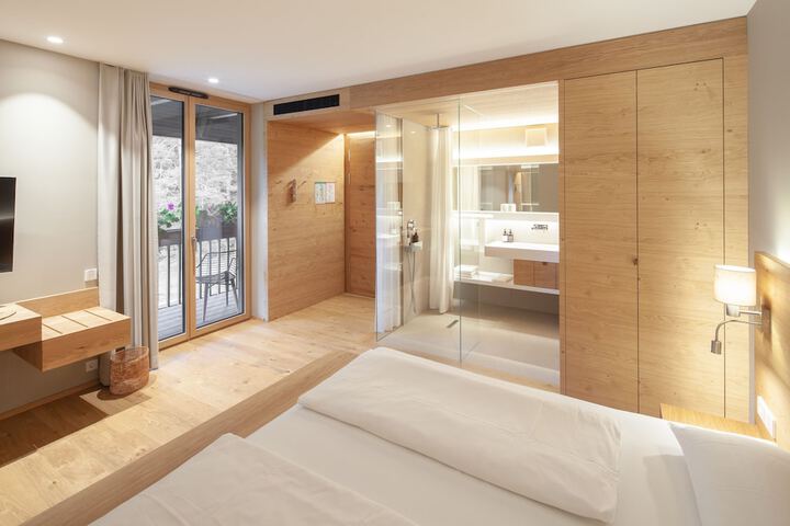 Room 27 of 74