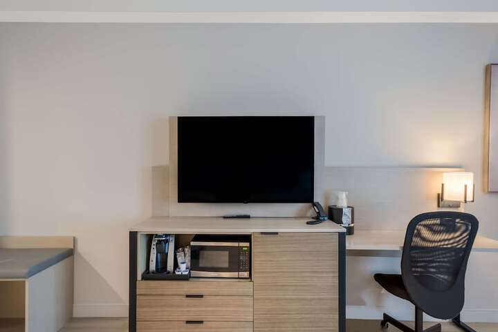 Accessible 2 Queen Accessible Communication Assistance Roll in Shower Smart TV, Microwave and Refrigerator Full Breakfast (9 of 22)