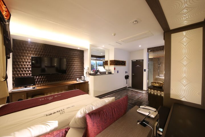 Room 14 of 65