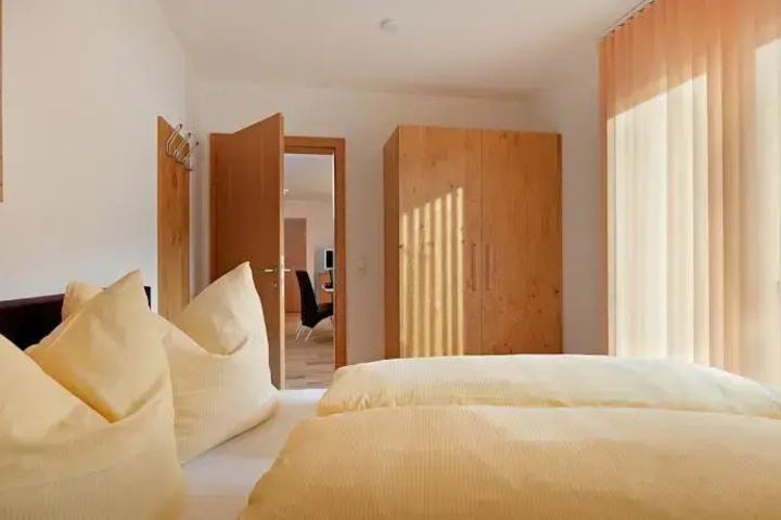 Room 4 of 10