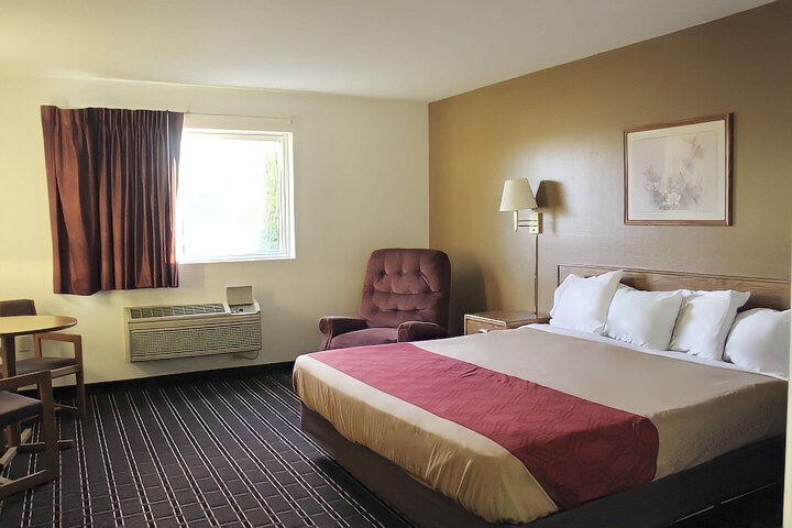 Room 10 of 32