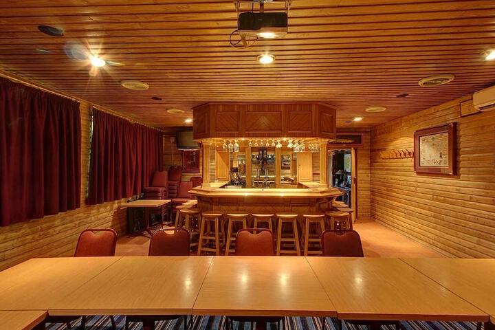 Lounge 77 of 128