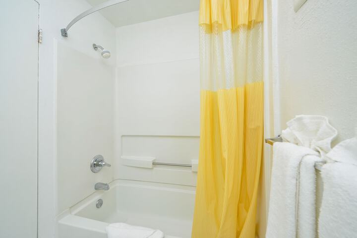 1 Queen Bed (5 of 7)