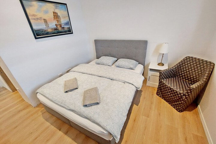 Room 2 of 43
