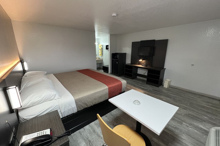 1 King Bed Micfridge (5 of 24)