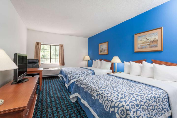 1 Queen Bed (2 of 10)