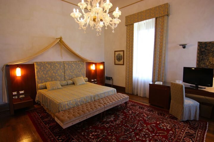 Room 52 of 175