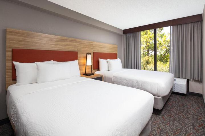 1 King Bed (3 of 8)