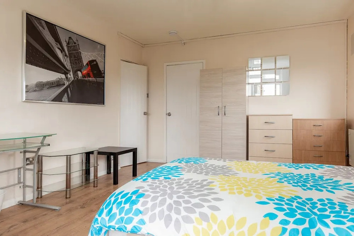 Room 5 of 12