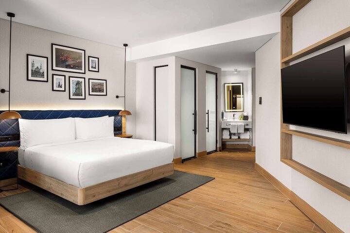 Room 32 of 62