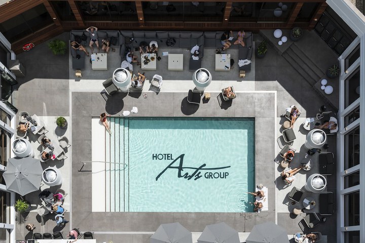 Poolside bar