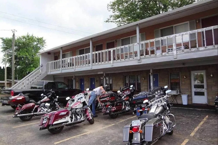 L & M Bikers Motel