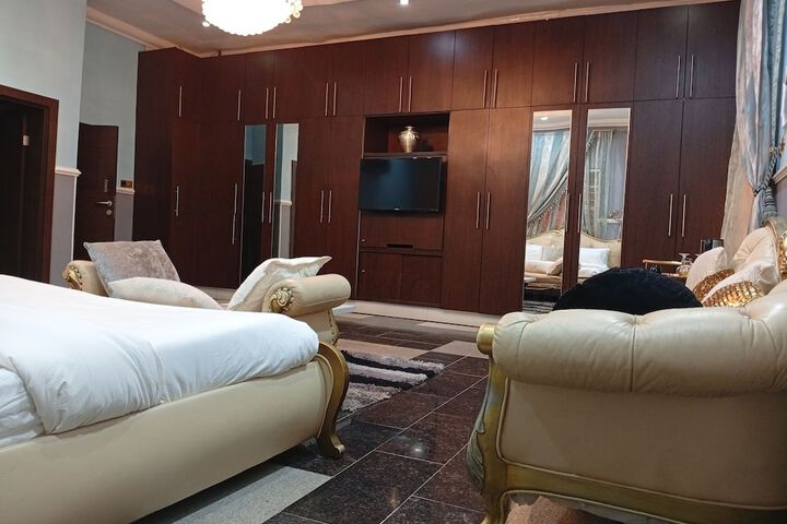 Room 6 of 17