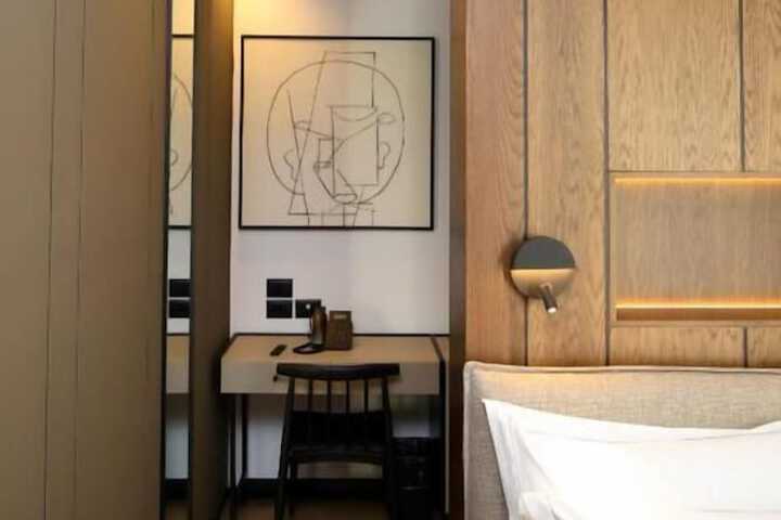 Room 27 of 108