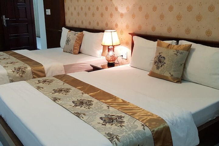 Room 6 of 12