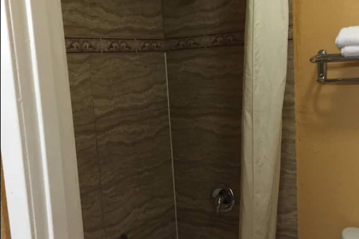 1 Queen Bed (7 of 9)