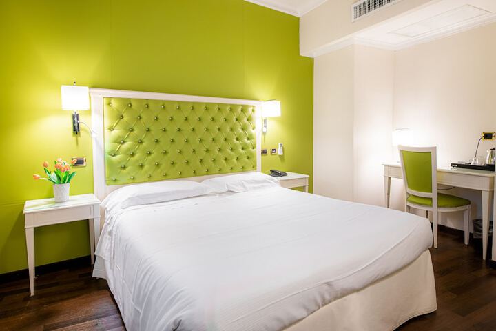 Room 32 of 185