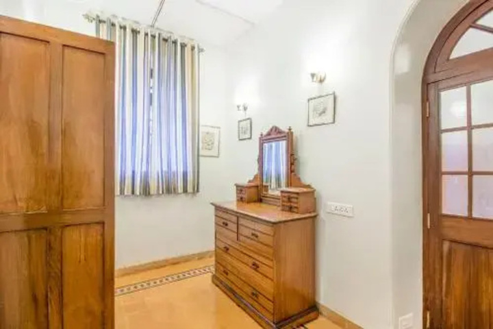 Room 2 of 10