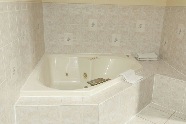 Jetted tub