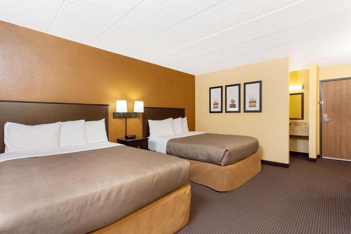 1 Queen Bed (14 of 14)
