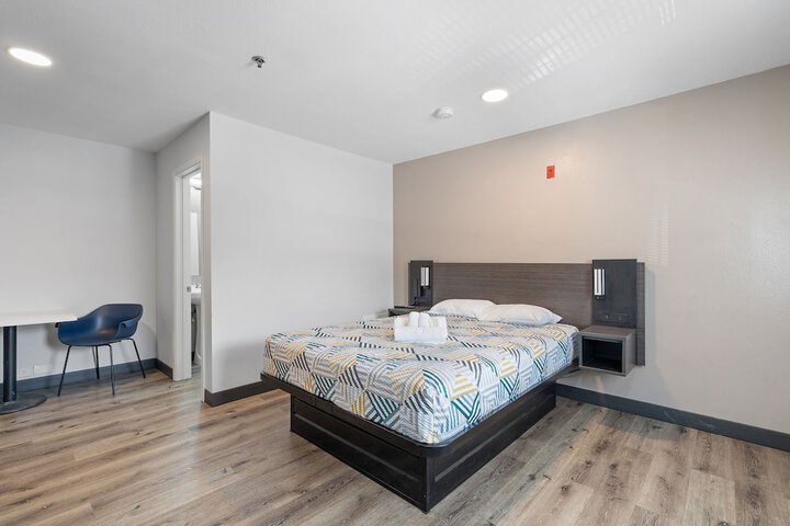 Room 5 of 10