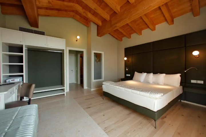 Room 6 of 21