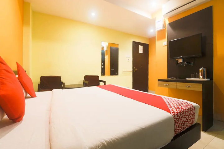 Room 6 of 12