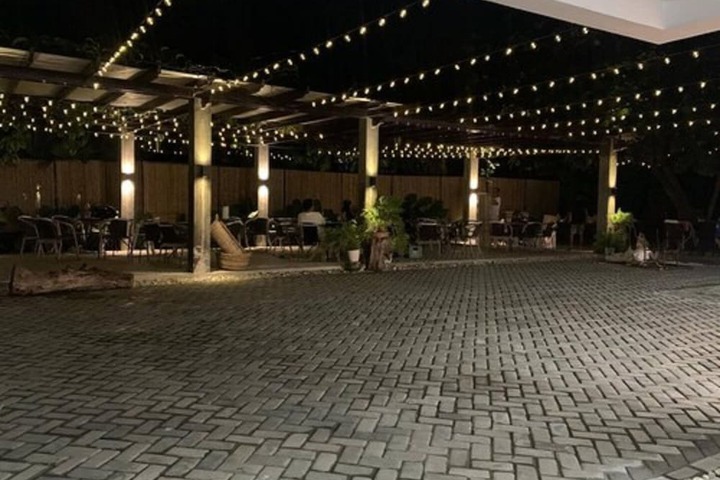 Dining 8 of 15