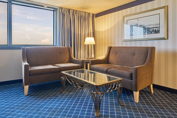 North Junior Suite 1 King (22 of 33)
