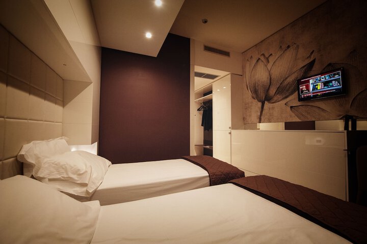 Room 9 of 99