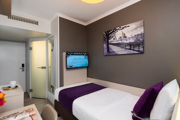 Room 6 of 24