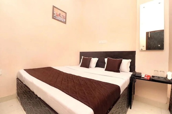 Room 6 of 8