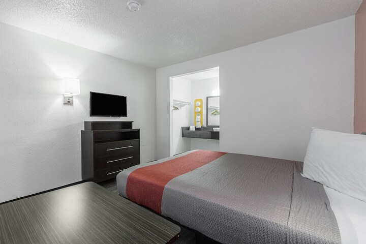 1 Queen Bed (8 of 12)