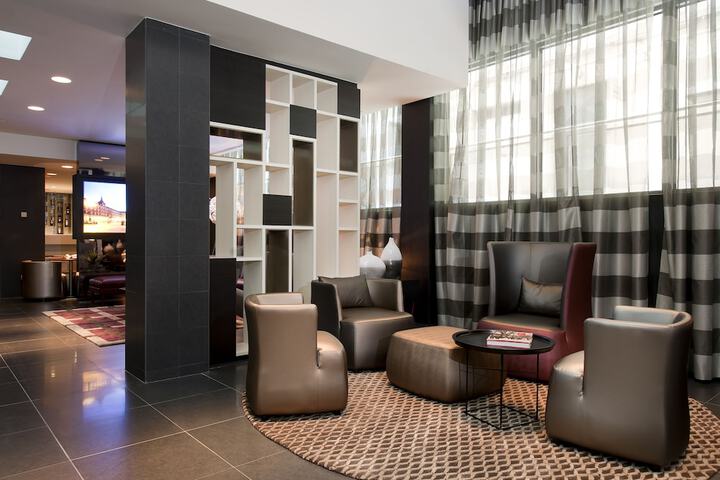 Lounge 20 of 28