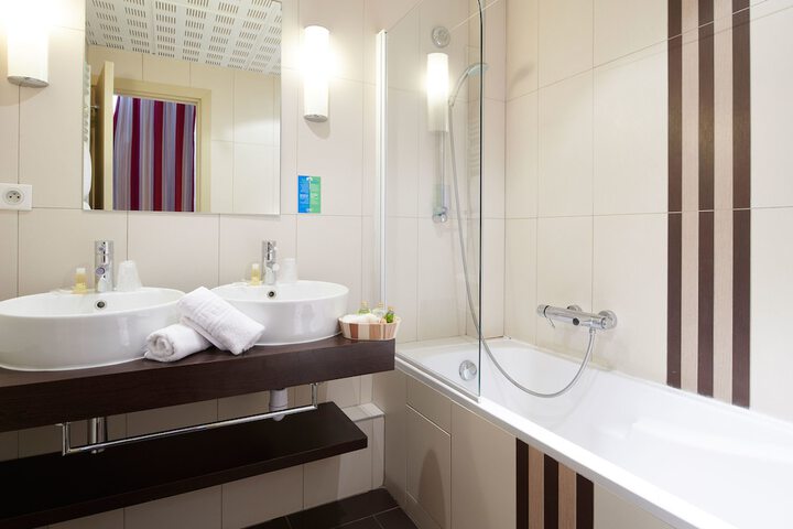Deep soaking bathtub