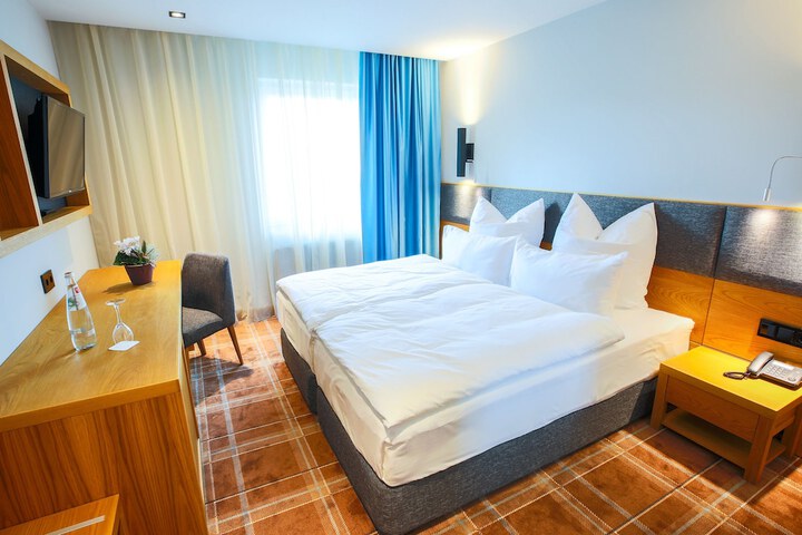 Room 43 of 222